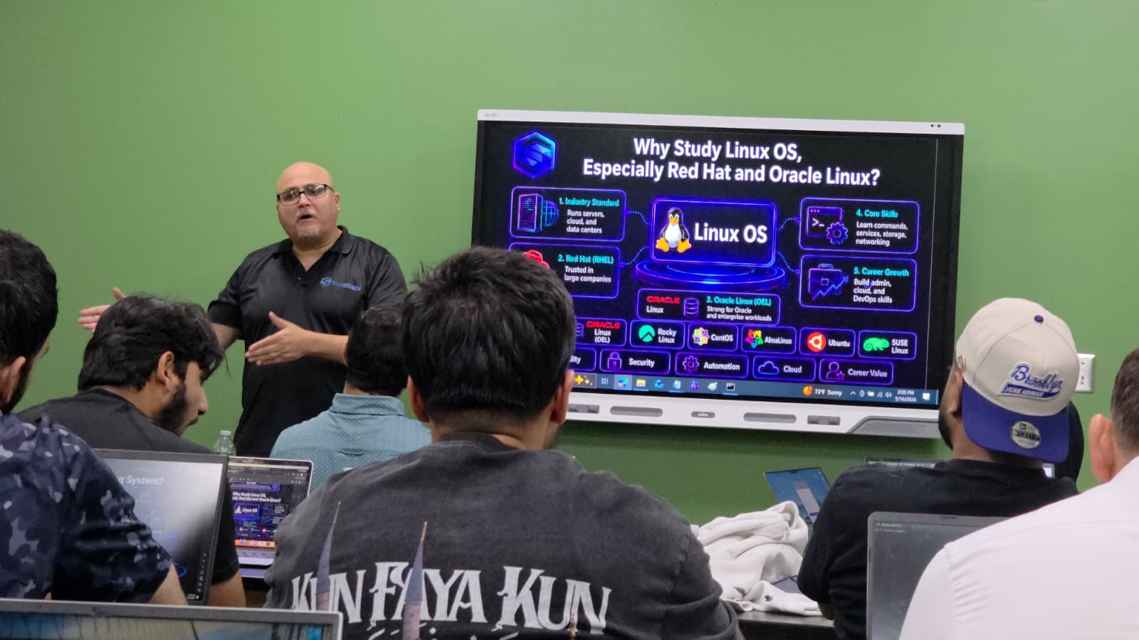 Instructor teaching a Linux OS lecture